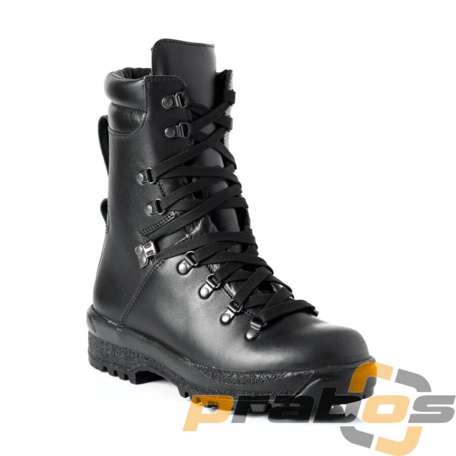 Brytyjskie buty wojskowe z Gore-Tex marka Prabos rok 2020 An image of a pair of black leather boots with metal eyelets and thick rubber soles, worn by a British soldier.