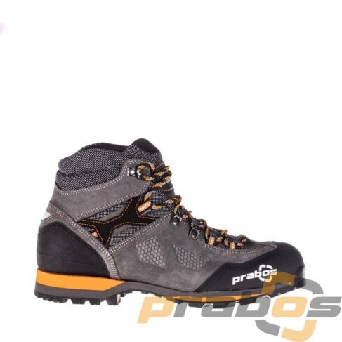 Zdjęcie 1 przedstawia widok butów z boku . Lekkie trekkingi Acotango widać, że mają wysoką cholewkę, która sięgającą do kostek. Cholewka jest wykonana z szarej skóry nubukowej. Na cholewce znajduje się logo firmy Prabos.