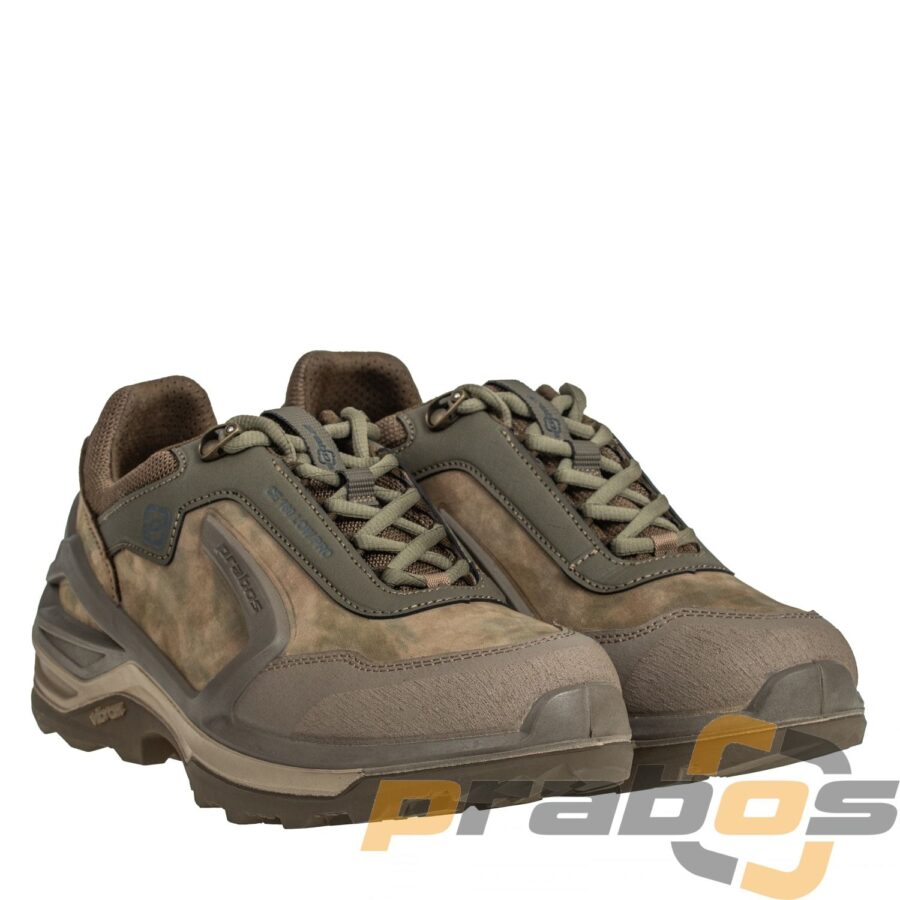 Buty taktyczne Phantom w kolorze camouflage z logo Prabos z boku. Widok z boku na buty , na sznurowanie i palce. Buty ze skóry nubukowej dobrej jakości.