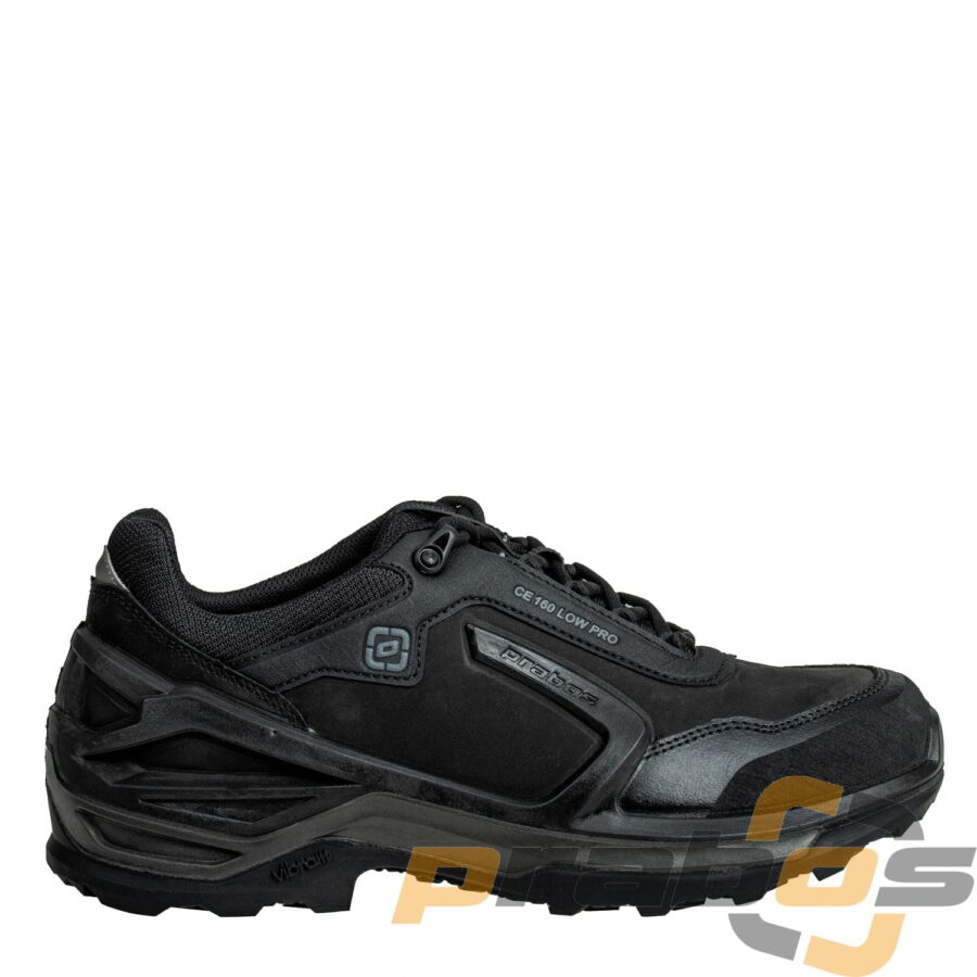 Widok z boku buty taktyczne czarne niskie z logo Prabos ze skóry nubukowej. Te buty zapewniają znakomitą przyczepność i stabilność, co sprawia, że są idealne do użytku na terenie o nierównym podłożu.