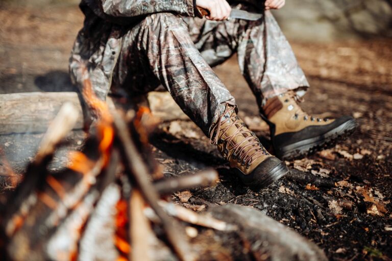 Buty do lasu robocze to skuteczna ochrona. Certyfikowane zgodnie z normą na buty robocze EN ISO 20347. Zdjęcie przy ognisku w lesie.