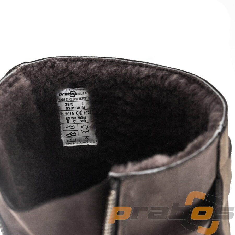 Zdjęcie ocieplenia z jagnięcej wełny i Thinsulante w zimowych w butach myśliwskich.