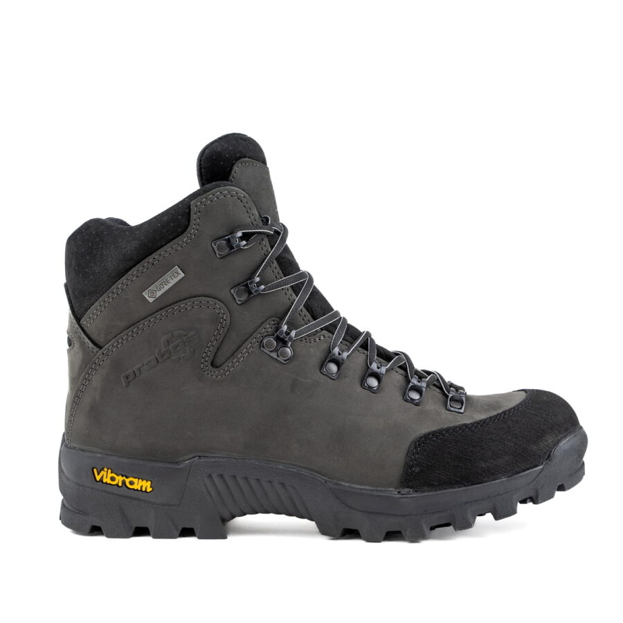 Na zdjęciu czarne buty trekkingowe z podeszwą Vibram, za kostkę. Cholewka wykonana z wytrzymałej skóry naturalnej nubukowej. W butach Membrana Gore-Tex, która zapewnia wodoodporność - widoczny znaczek Gore-Tex na bucie.